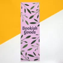 achterkant van de blooms from within boekenlegger, roze met blaadjes en het bookish goods logo