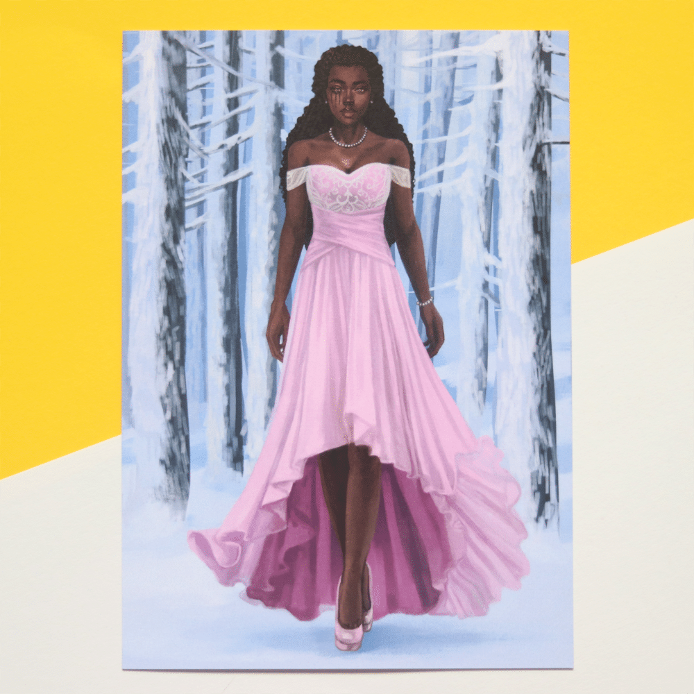 art print van winter met een roze jurk, staand in een besneeuwd bos