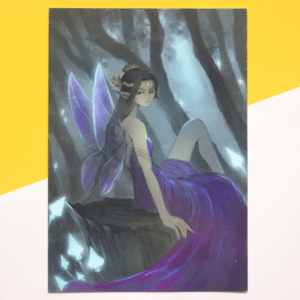 art print met een fee in paarse jurk, zittend op een boomstam
