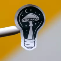 sticker van een lightbulb, met daar in een paddenstoel