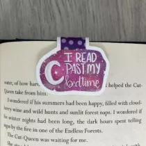 detailfoto van de boekenlegger, met paarse achtergrond met daarop een maan en de tekst i read past my bedtime