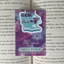 magnetische boekenlegger met een open boek met vliegtuig op een blauwe achtergrond met wolken en de tekst reading takes you places
