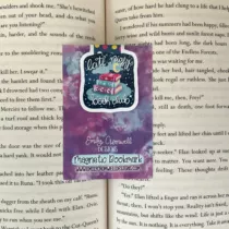 magnetische boekenlegger met een donkerblauwe achtergrond en de tekst late night bookclub. Met een afbeelding van een stapel boeken op een wolk