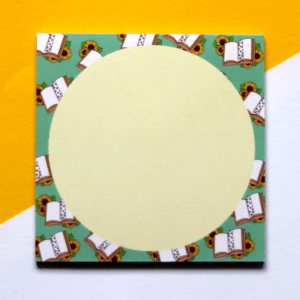notitieblokje met een groene achtergrond met daarop en opengeslagen boek met zonnebloemen. In het midden een gele cirkel om op de schrijven