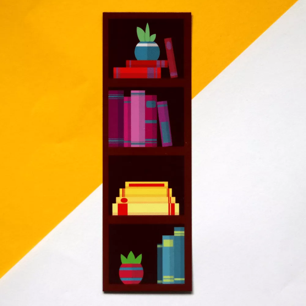 boekenlegger met daarin verschillende kleuren boeken en twee plantjes