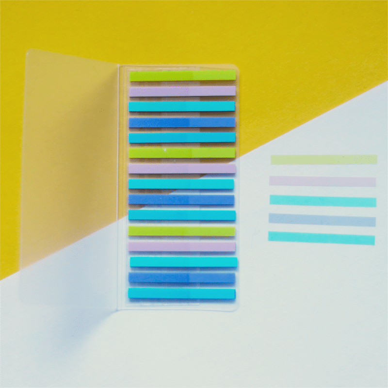 foto van de doorzichtige sticky notes in de kleuren geel, roze, lichtblauw, paars en donkerblauw