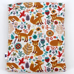 booksleeve met witte achtergrond met daarop vossen en bloemen