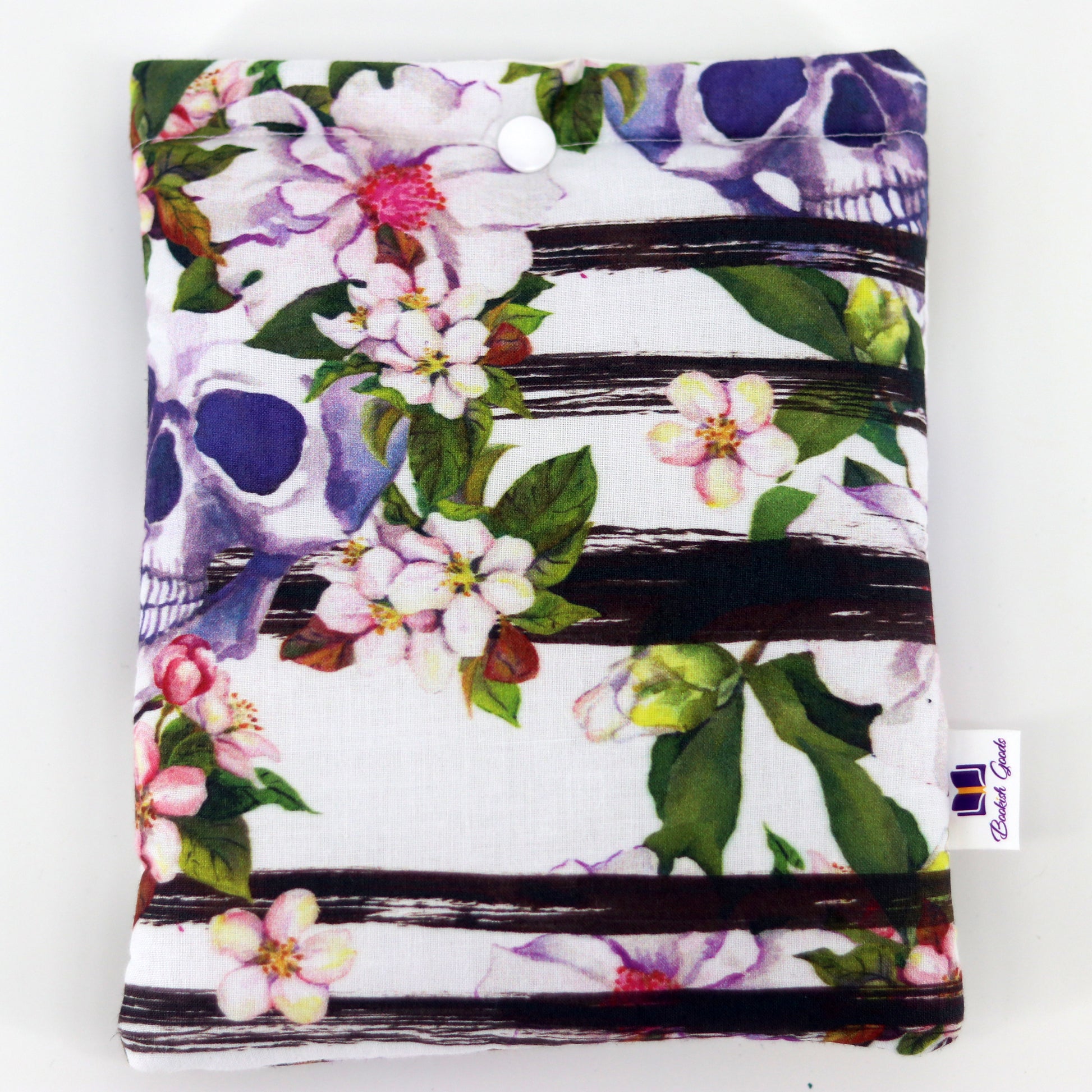 e-reader sleeve met witte achtergrond met daarop doodshoofden en bloemen