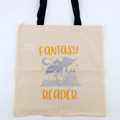 totebag met daarop de tekst fantasy reader en een afbeelding met draak, een boek en een kasteel