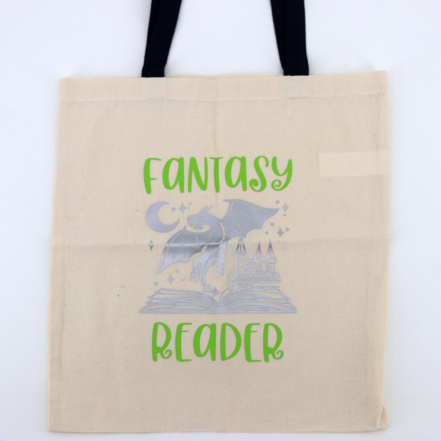 totebag met daarop de tekst fantasy reader en een afbeelding met draak, een boek en een kasteel