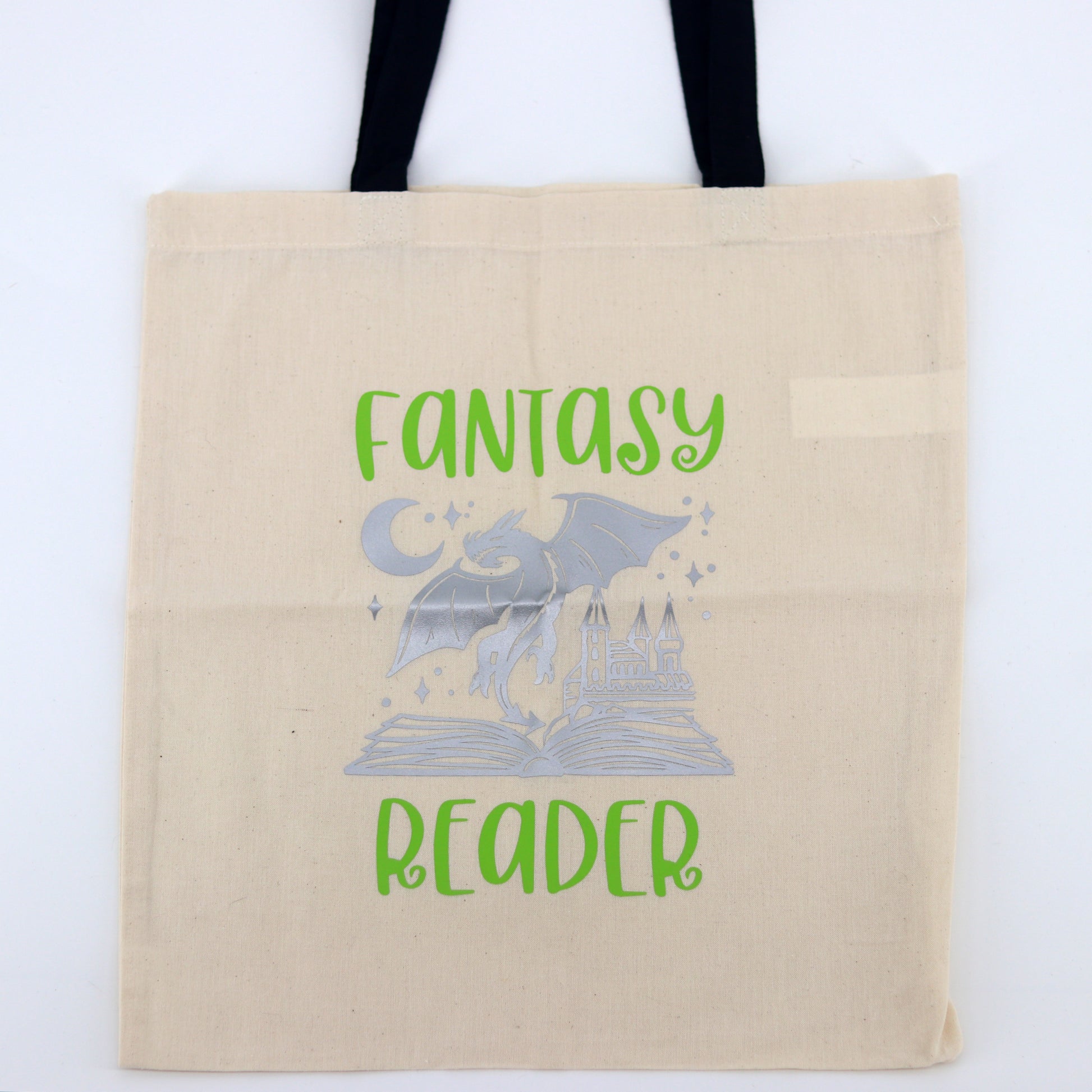 totebag met daarop de tekst fantasy reader en een afbeelding met draak, een boek en een kasteel