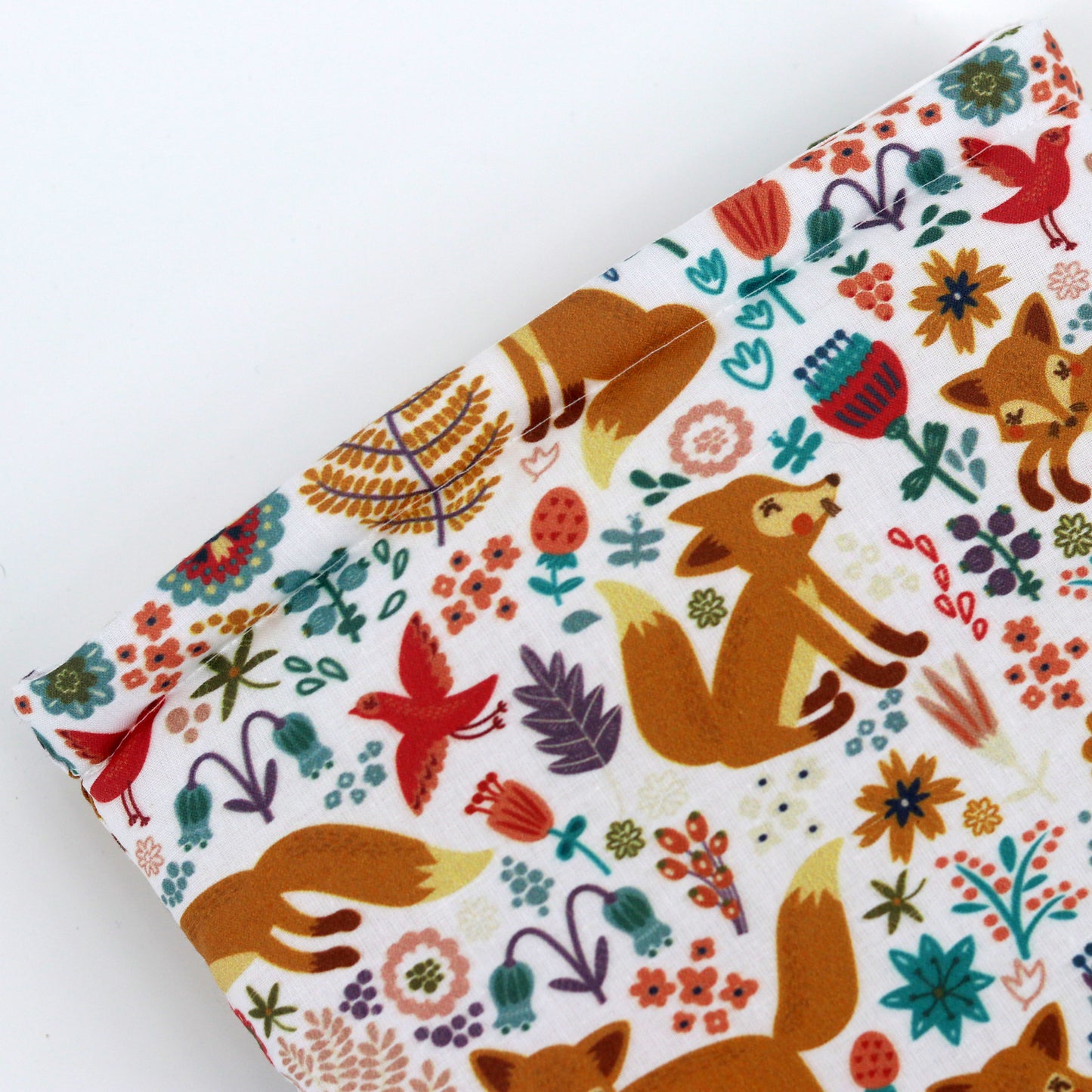 booksleeve met witte achtergrond met daarop vossen en bloemen