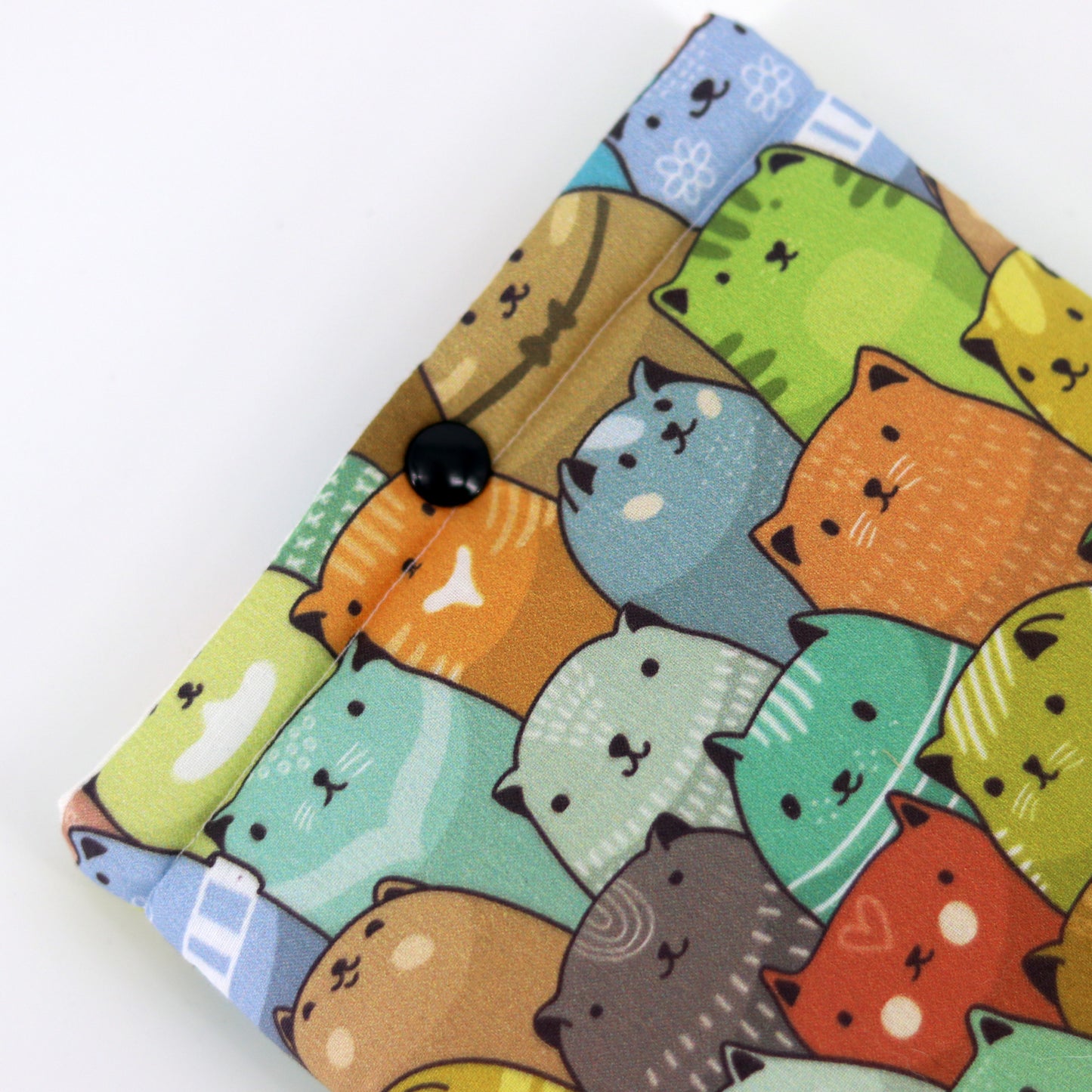 e-reader sleeve met daarop verschillende kleuren katten