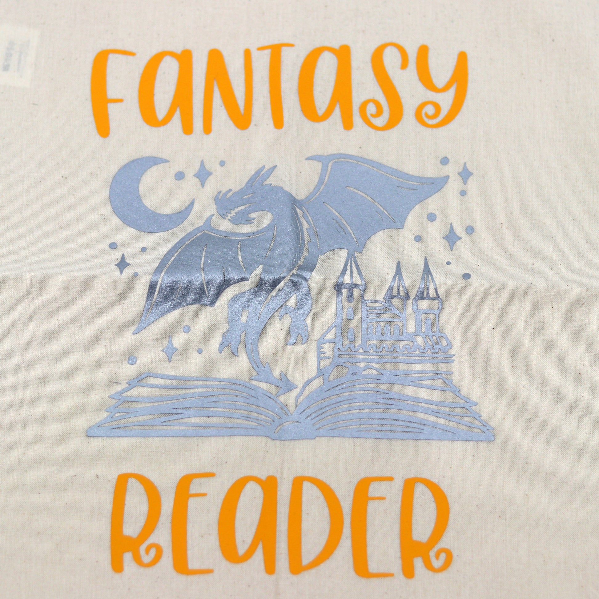 totebag met daarop de tekst fantasy reader en een afbeelding met draak, een boek en een kasteel