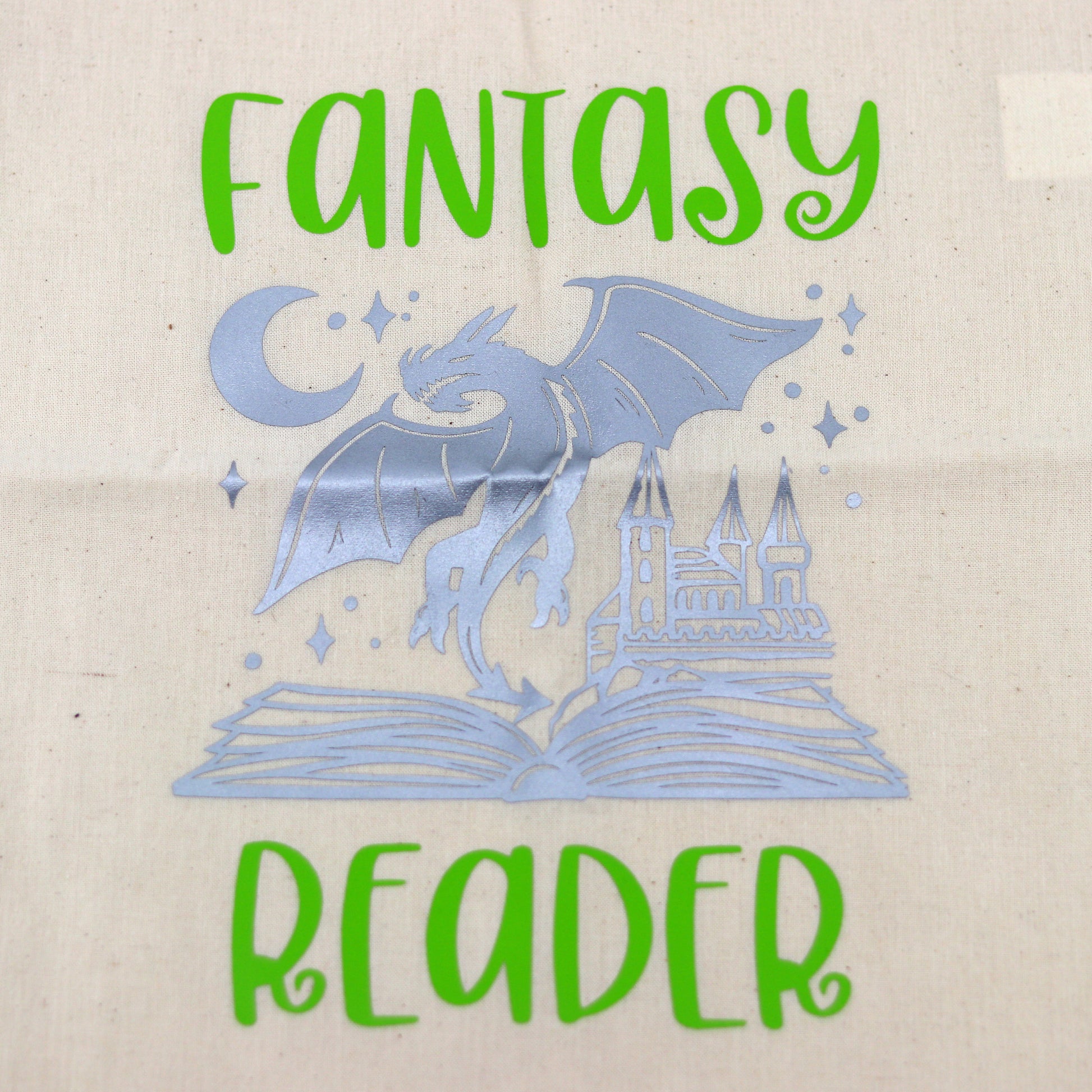 totebag met daarop de tekst fantasy reader en een afbeelding met draak, een boek en een kasteel