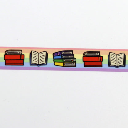 washi tape in pride thema, pride vlag op de achtergrond met daarop verschillende boeken