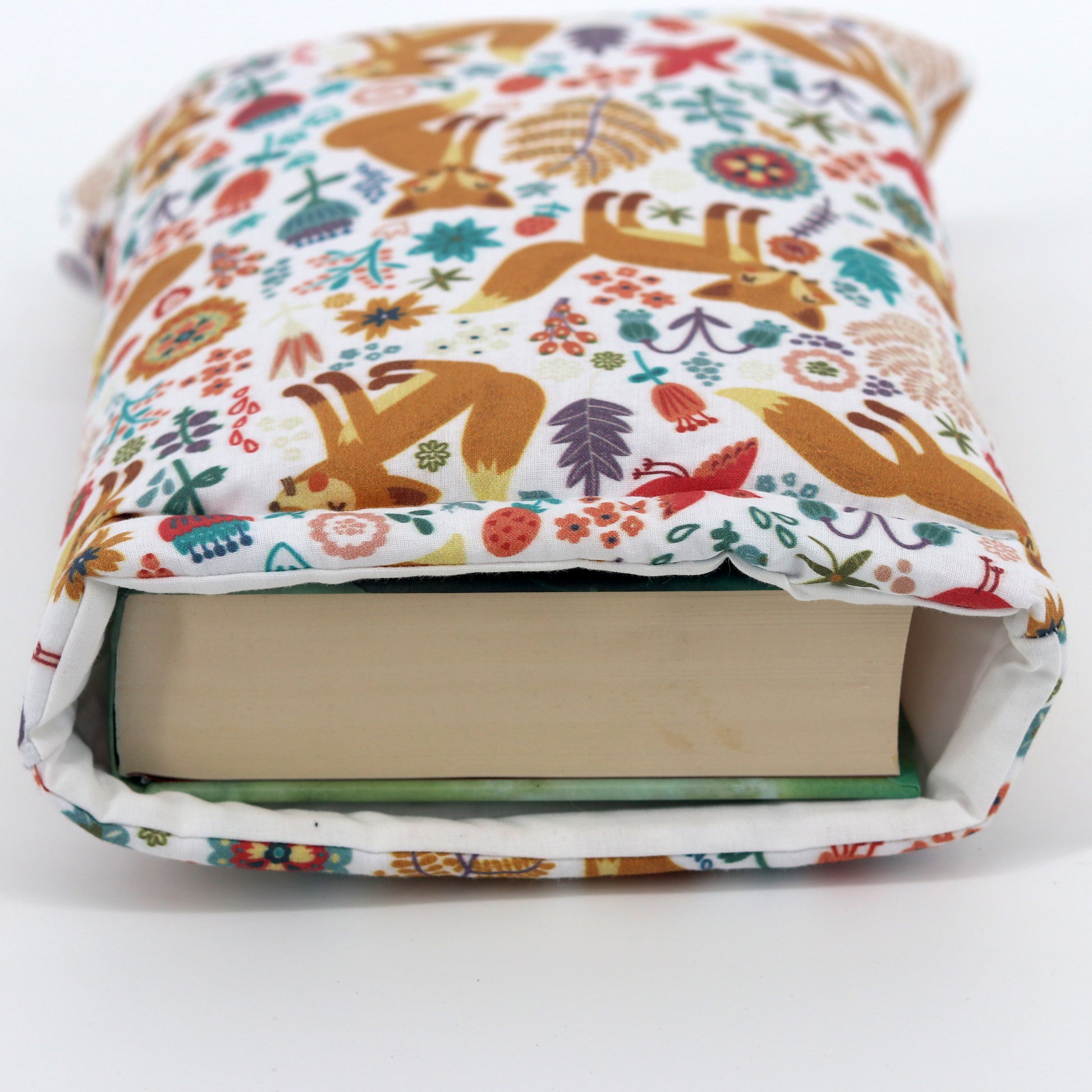 booksleeve met witte achtergrond met daarop vossen en bloemen