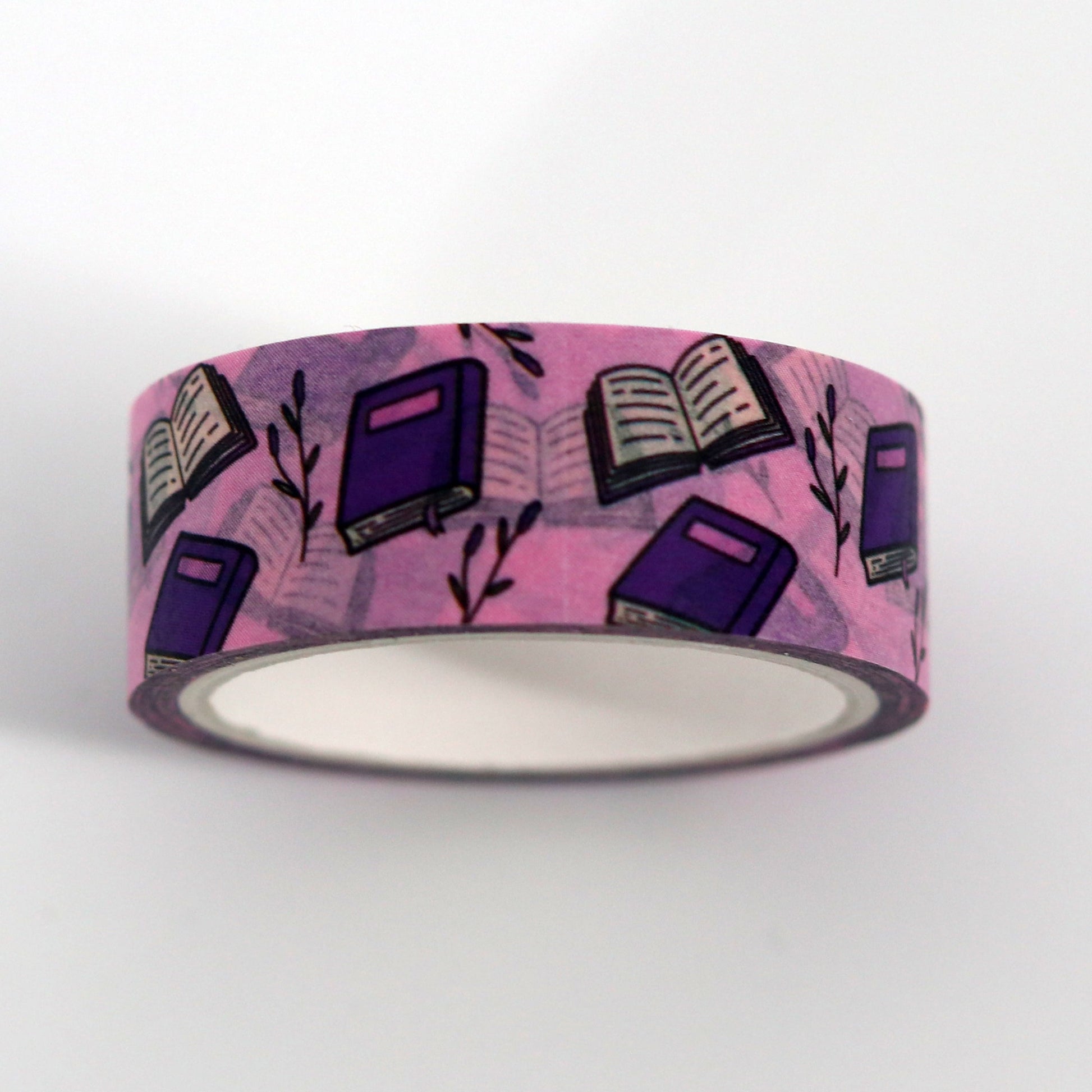 washi tape met roze achtergrond en daarop paarse boeken