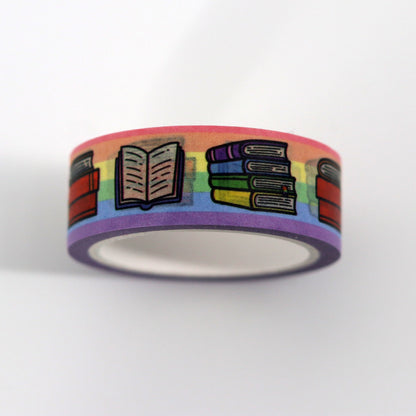 washi tape in pride thema, pride vlag op de achtergrond met daarop verschillende boeken