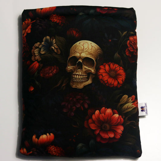 booksleeve met zwrte achtergrond met daarop bloemen en schedels.