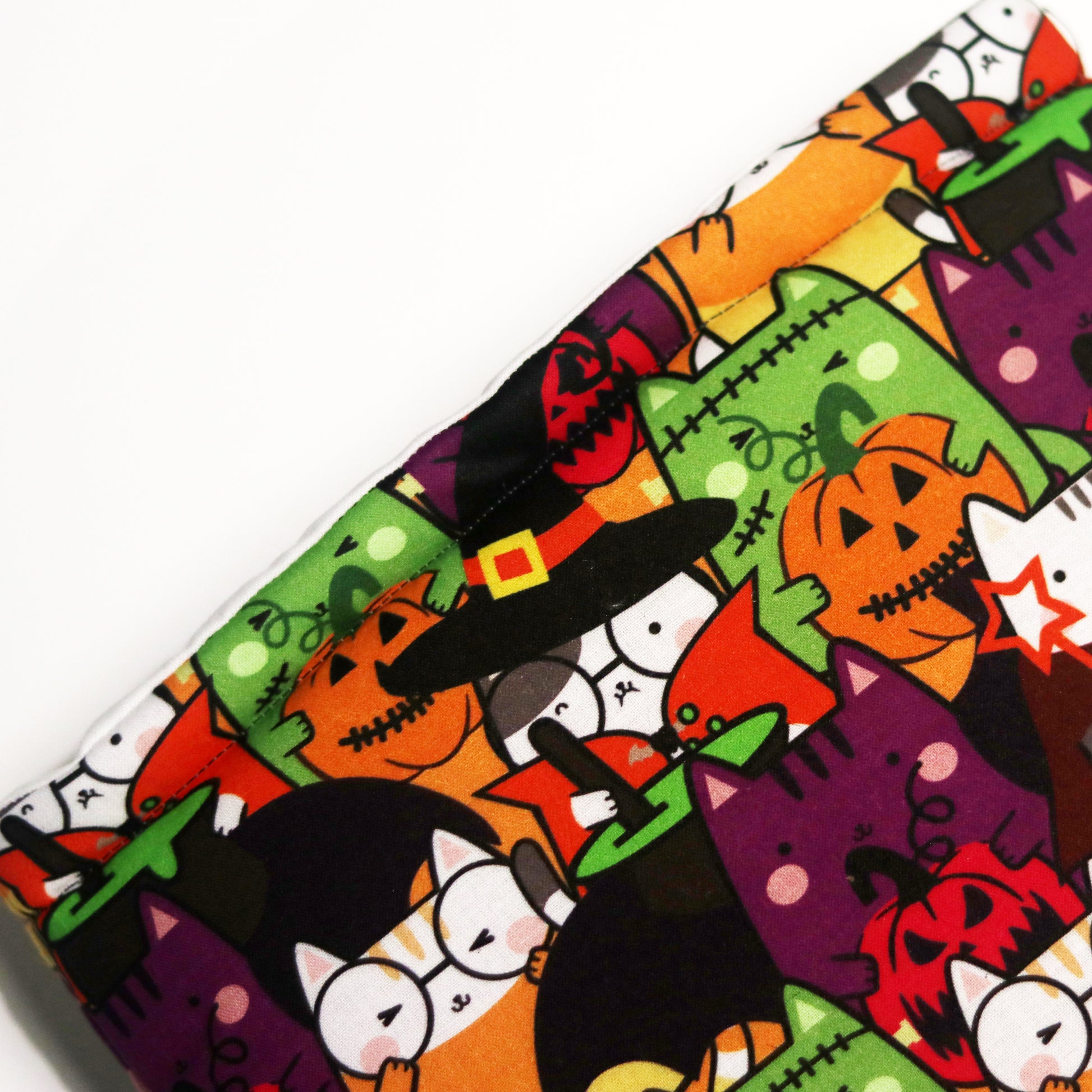 booksleeve met katten met halloween outfits.