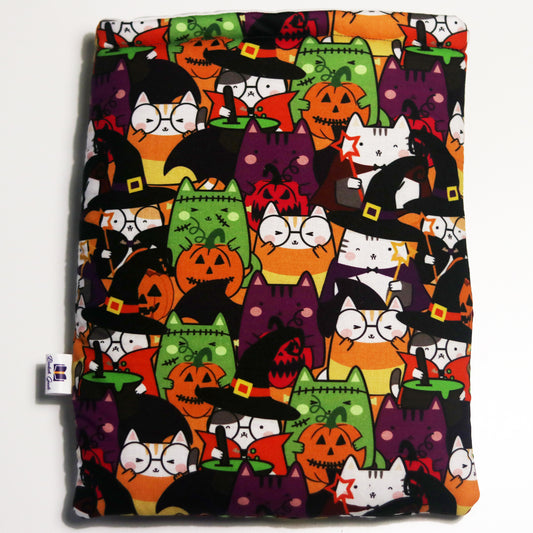 booksleeve met katten met halloween outfits.